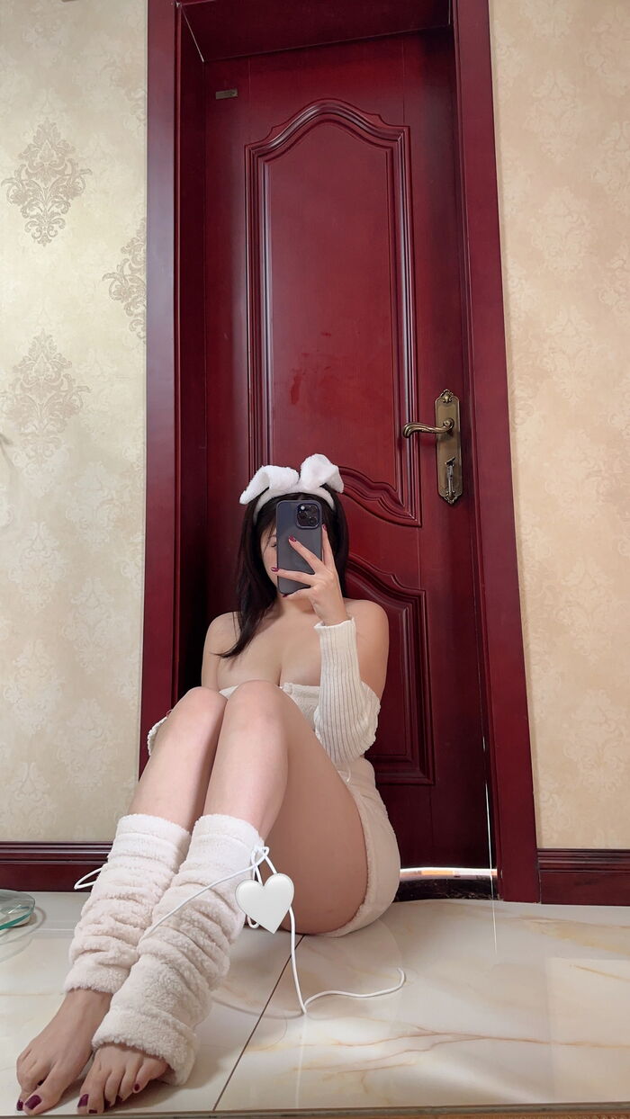 网红小姐姐奶宝妹纸今天很wen顺主题性感白绒毛服饰秀丰满身木惹火诱惑Photo 29P 7th image