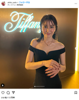 [Good news] Akiko Yada (44) posts too erotic photos on Instagram wwwwwwwww 50,000 likes in a glossy sexy dress that boldly shows her chest!!