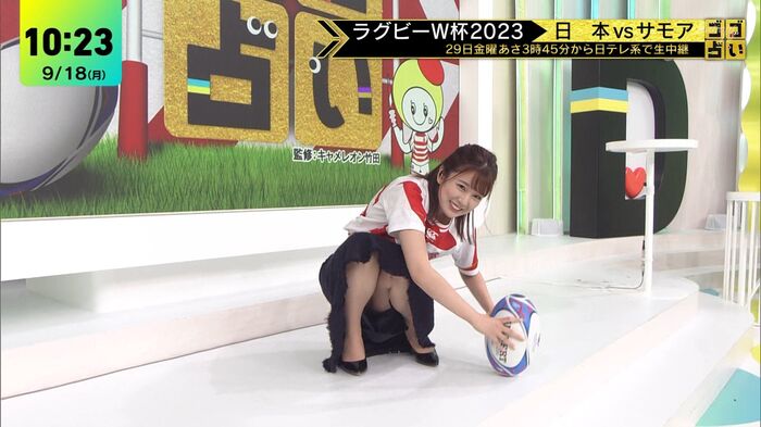 [There is a video] Ecchi girl Anna goes up in flames trying to show off her pants using the Rugby World Cup as an excuse 3th image