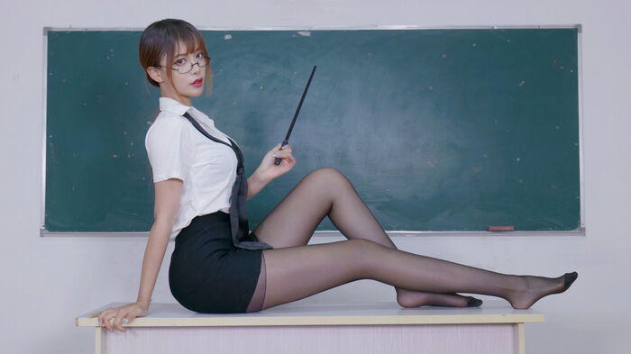 B站主播小须须_Arcana老师主题性感白T配黑短裙露超thin 黑丝秀美腿诱惑Photo 30P 13th image