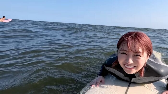 大原優乃ちゃん、サーフィン動画がエッチすぎるwwwwwwwwwwウェットスーツで胸谷間＆極上ボディラインがあらわに！！！ 15th image