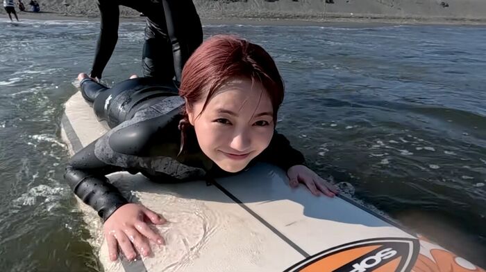 大原優乃ちゃん、サーフィン動画がエッチすぎるwwwwwwwwwwウェットスーツで胸谷間＆極上ボディラインがあらわに！！！ 23th image