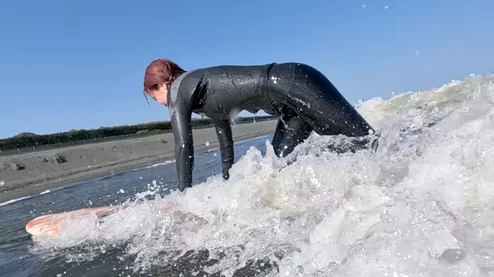 大原優乃ちゃん、サーフィン動画がエッチすぎるwwwwwwwwwwウェットスーツで胸谷間＆極上ボディラインがあらわに！！！ 24th image