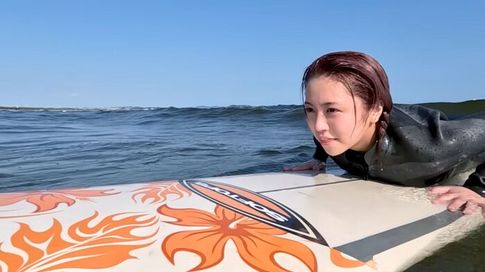 大原優乃ちゃん、サーフィン動画がエッチすぎるwwwwwwwwwwウェットスーツで胸谷間＆極上ボディラインがあらわに！！！ 26th image