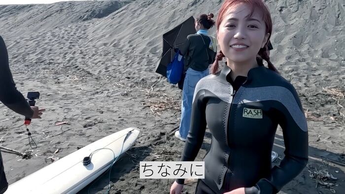 大原優乃ちゃん、サーフィン動画がエッチすぎるwwwwwwwwwwウェットスーツで胸谷間＆極上ボディラインがあらわに！！！ 5th image